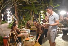Du khách trải nghiệm không gian văn hoá ẩm thực làng lụa Hội An