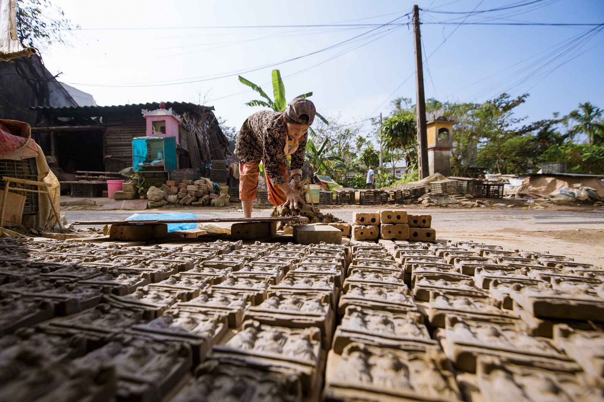 Đến xứ Huế, ghé làng Địa Linh xem làm tượng ông Táo