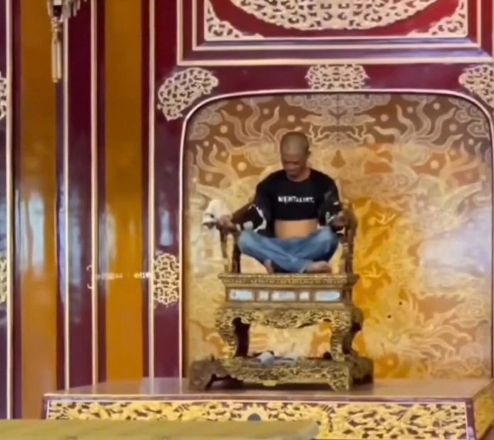 Ngai vàng triều Nguyễn bị xâm phạm, phần tay vịn gãy thành ba đoạn