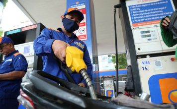 Giá xăng giảm, dầu tăng giá