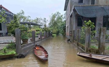 Mưa lớn kéo dài, nhiều vùng thấp trũng ở Huế ngập lụt