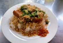 Bữa sáng đổi vị xôi với thức ăn kèm khâu nhục ở phường Bình Thới