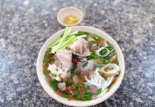 Bữa sáng Sài Gòn với bánh canh Trà Vinh ở phường Khánh Hội