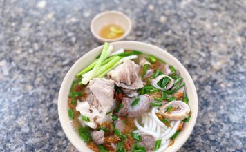 Bữa sáng Sài Gòn với bánh canh Trà Vinh ở phường Khánh Hội