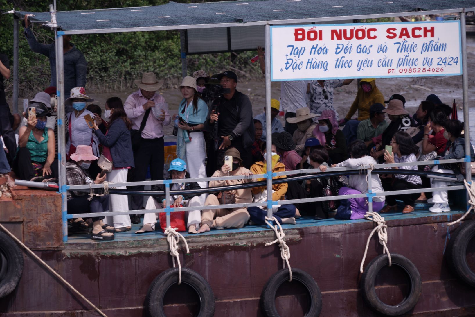 Hoạt động này không chỉ thu hút đông đảo người dân địa phương mà còn nhận được sự quan tâm và tham gia của nhiều du khách.