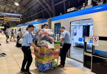 Hàng ngàn người dân TPHCM gửi quần áo, nhu yếu phẩm đến người dân vùng lũ miền Trung