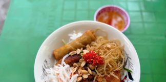 Bữa sáng Sài Gòn thử vị bún thịt nướng thêm thịt khìa ăn kèm