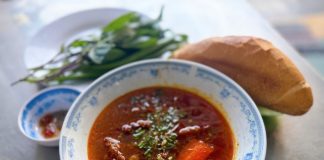 Bữa sáng đậm vị cùng bánh mì bò kho ở phường Chợ Quán