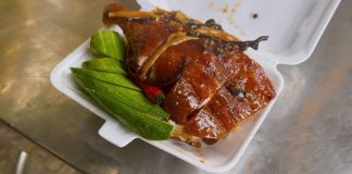 Bữa sáng Sài Gòn mới lạ cùng xôi vịt quay ở phường Chợ Quán