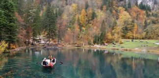 Sắc thu bên hồ Blausee ở Thụy Sĩ