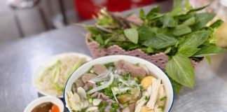Đổi vị phở bò khi có thịt gà ăn kèm ở phường Chợ Quán