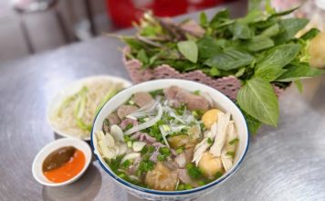 Đổi vị phở bò khi có thịt gà ăn kèm ở phường Chợ Quán
