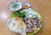 Đổi vị bữa sáng với bánh hỏi lòng heo ở phường Chánh Hưng