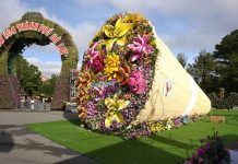 Bó hoa tươi hơn 10 tấn xác lập kỷ lục Việt Nam