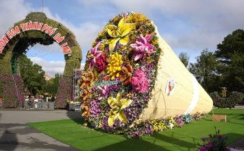 Bó hoa tươi hơn 10 tấn xác lập kỷ lục Việt Nam