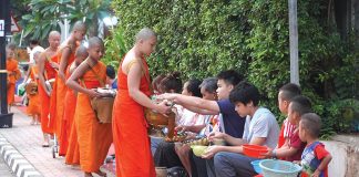 Vòng tròn của sự cho và nhận ở cố đô Luổng Phạ Bang