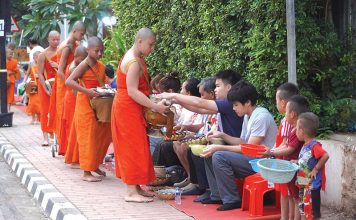 Vòng tròn của sự cho và nhận ở cố đô Luổng Phạ Bang