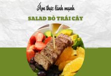 Bữa trưa lành mạnh với salad thịt bò và trái cây