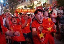 Người dân TPHCM ‘xuống đường’ ăn mừng HCV bóng đá nam SEA Games 33