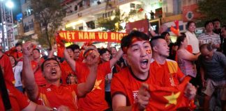 Người dân TPHCM ‘xuống đường’ ăn mừng HCV bóng đá nam SEA Games 33