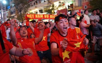 Người dân TPHCM ‘xuống đường’ ăn mừng HCV bóng đá nam SEA Games 33
