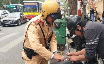 Quên nộp phạt giao thông, coi chừng bị khấu trừ lương