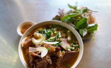 Bữa sáng Sài Gòn thử vị bún bò gân cuộn ở phường Khánh Hội