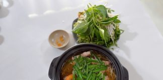 Bữa sáng Sài Gòn với niêu bún nước lèo nóng hổi ở phường Bình Đông