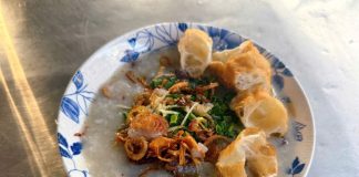 Bữa sáng nhẹ nhàng với tô cháo mực ở phường Bình Thới