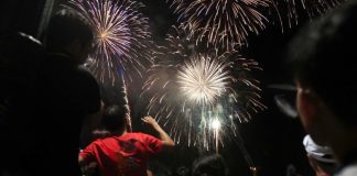 Pháo hoa rực sáng đón chào năm Bính Ngọ 2026