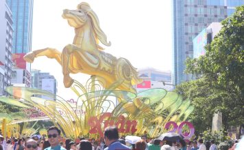 Đường hoa Nguyễn Huệ đông kín người trong ngày đầu mở cửa