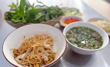 Bữa sáng Sài Gòn thử vị phở bò trộn ở phường Tân Mỹ