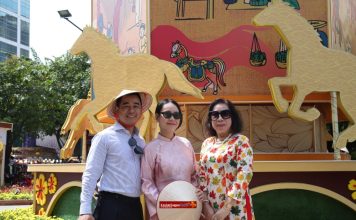 Đường hoa Nguyễn Huệ mùng 4 Tết: Tấp nập người du xuân