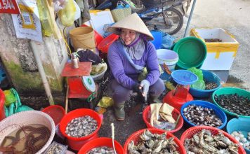 Dạo quanh chợ bán lẻ hải sản lớn nhất Hưng Yên ngày Tết