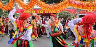 Trai làng Triều Khúc ‘mặt hoa da phấn’ múa điệu đánh bồng