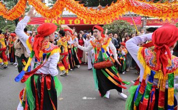 Trai làng Triều Khúc ‘mặt hoa da phấn’ múa điệu đánh bồng