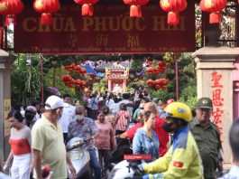 Chùa Ngọc Hoàng đông kín người trong ngày vía Trời