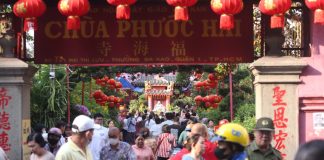 Chùa Ngọc Hoàng đông kín người trong ngày vía Trời