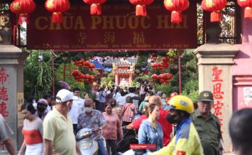 Chùa Ngọc Hoàng đông kín người trong ngày vía Trời