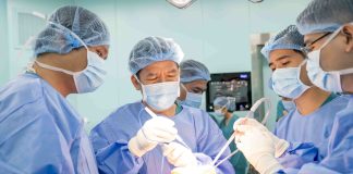 Thoái hóa khớp gối trẻ hóa, robot vào phòng mổ