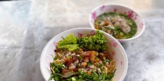 Bữa sáng Sài Gòn thử vị mì sườn trắng ở phường Diên Hồng