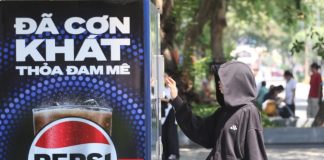 Nắng gắt phủ TPHCM, người dân ‘trú’ đủ cách giữa giờ cao điểm nhiệt