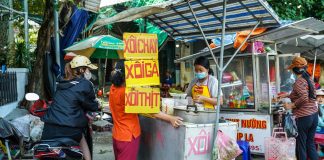 Xăng tăng giá, khách dè sẻn, quán nhỏ gồng mình