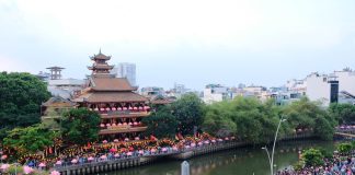 Đông kín người dự lễ thả hoa đăng mừng Phật đản